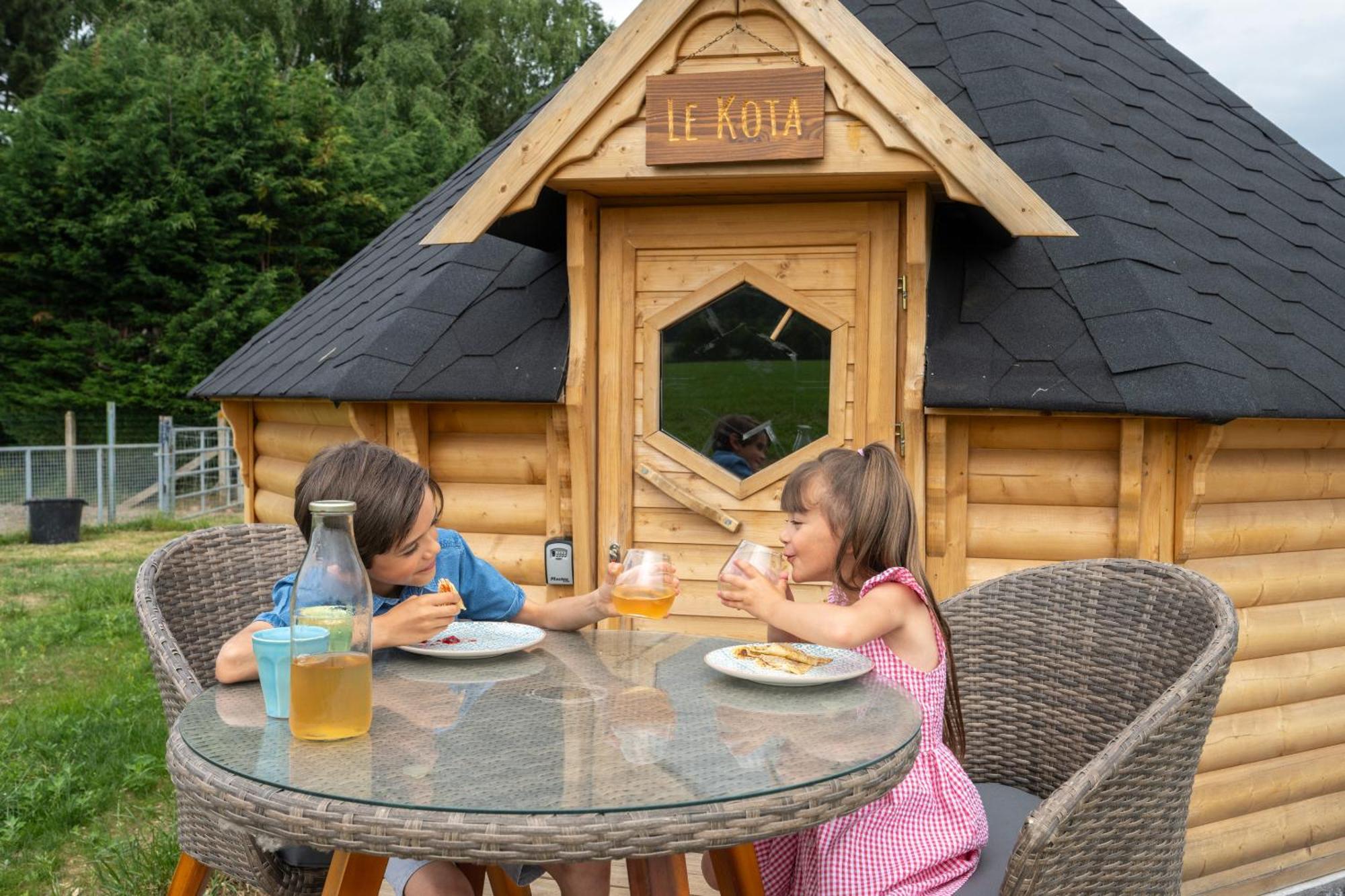 Logements Insolites A La Ferme - Yourte, Kota Ou Pod Farbus Oda fotoğraf